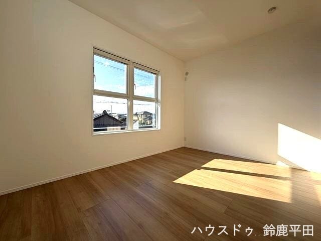 【2階北西側約6帖洋室】子供部屋や趣味部屋など多様な用途で活用できるお部屋です。