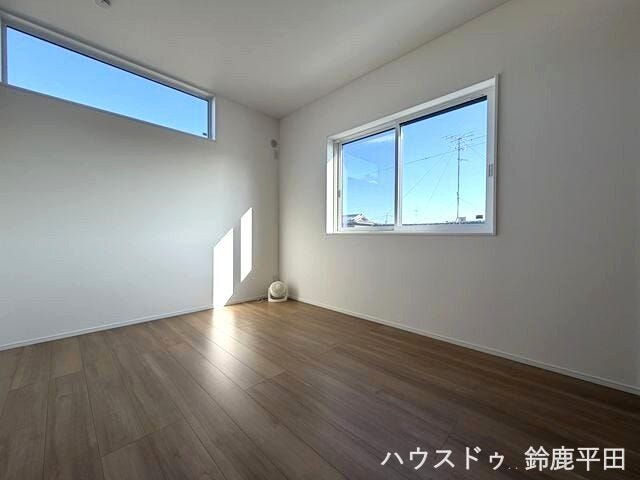 【2階南側約6帖洋室】2面採光で明るく過ごしやすい空間です。また家具を配置しやすいシンプルな間取りですね。