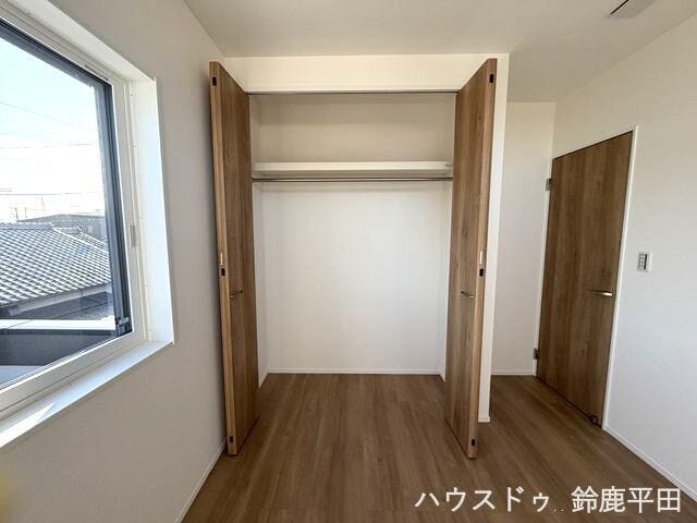 上部には小物系、ハンガーパイプには衣服を収納でき、用途に合わせて整理できて便利ですね。