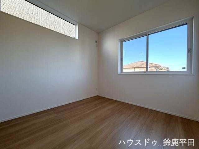 【2階北東側約4.5帖洋室】書斎や子供の勉強部屋などにおすすめなお部屋です。仕事や勉強に集中しやすいコンパクトな空間ですね。