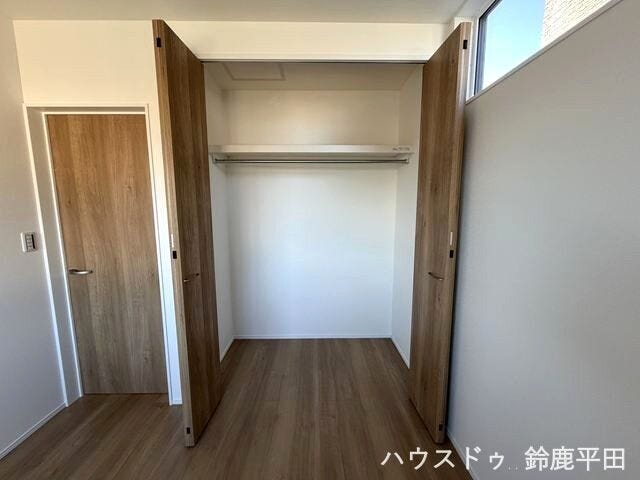 奥行きがあり、収納棚を設置してもゆとりある収納スペースです。