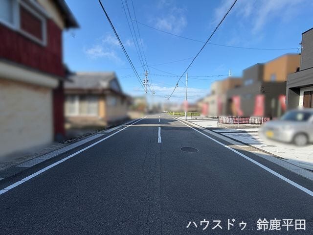 【西側幅員約7.7m前面道路】対向車とすれ違うことがありますが、ゆとりある道幅なので車の出し入れがしやすいですね。(2026年9月12日 撮影)