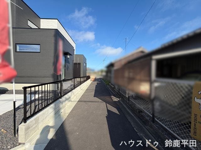 【南側幅員約4.0m前面道路】住宅地に位置し、歩行者も安心して通れる道路です。(2026年9月12日 撮影)