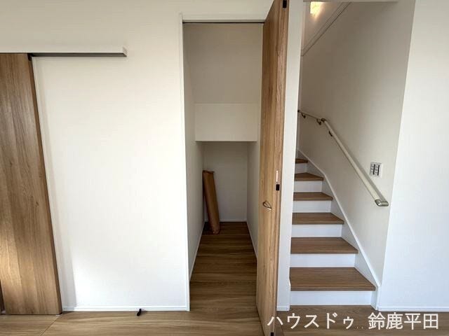 リビングに設置された階段下収納。散らかりがちな細々としたものもすっきり収納できます。