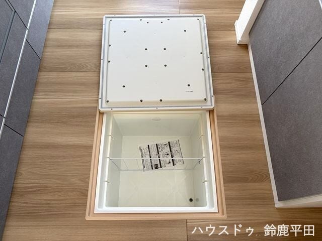 キッチンには便利な床下収納を完備。場所を取らず見せない収納として活躍します。
