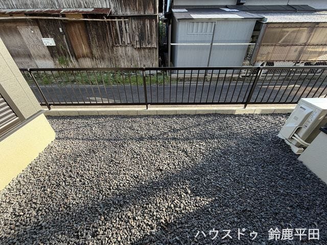 お手入れしやすい砂利敷の庭。ガーデニングや物置スペースなど多用途に活用できます。