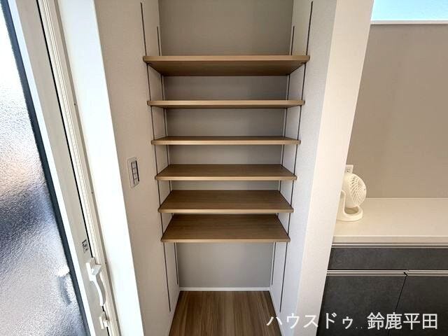 キッチン横には食品や飲料のストック、調味料などを分けて収納できるパントリー。