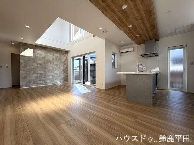 約21.2帖とだいぶゆとりのあるLDK。テーブルやソファなど家具を置いても余裕のある空間で、ご家族との時間も楽しめます。