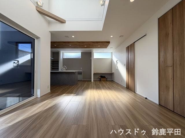 上部が吹き抜けになっていて開放感のあるリビング空間。窓から日差しも差し込み過ごしやすいですね。
