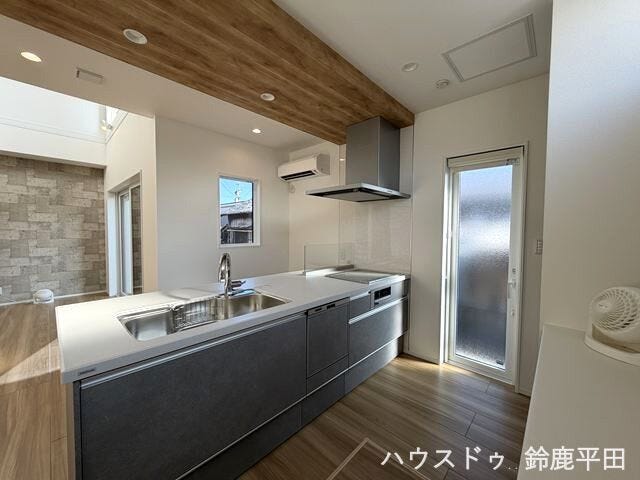 開放感のある対面式オープンキッチン。家事をしながらでもご家族との会話を楽しめます。背面にはカップボードやパントリーも設置されていて収納力が充実しています。