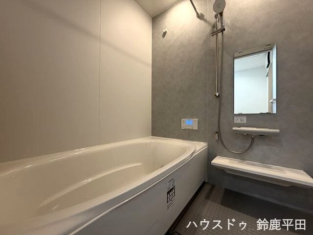 ゆったりとした浴槽で足を伸ばしてくつろげる、一日の疲れを癒せる空間です。
