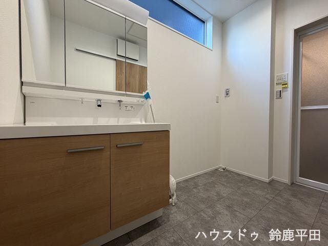 身支度がしやすい大きな三面鏡と収納スペースを備えた化粧洗面台。洗濯機置場も確保された使い勝手のいい洗面スペースです。