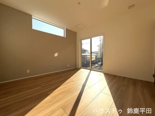 【1階南側約8帖洋室】ゆとりある広さで主寝室として活用できるお部屋です。日中から午後にかけて日差しが差し込みます。