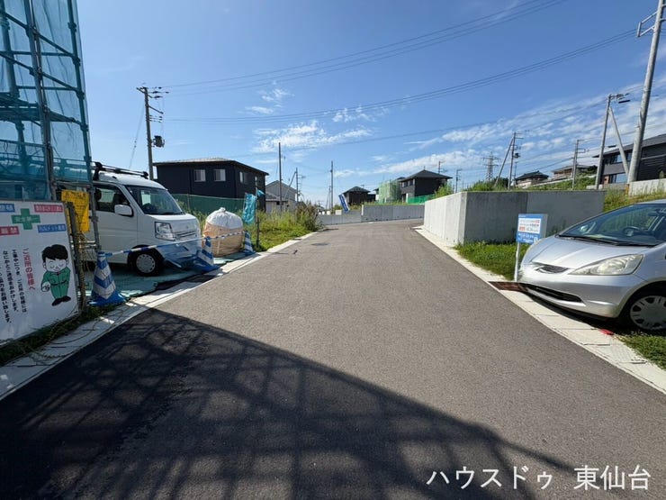 【外観パース】
南向きで陽当たり良好、全室2面採光の明るい4LDK。
庭10坪以上・駐車2台・高気密高断熱・オール電化の設備充実住宅。
WIC・シューズICなど収納も豊富で、家事動線も快適な新築邸宅です。