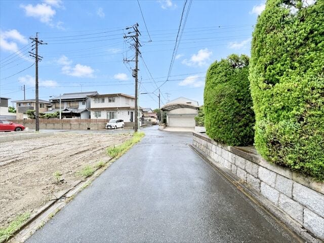 幅員約4mの前面道路です。車1台が余裕を持って通れる道幅です。車はスピードを控えるので事故率の軽減や歩行者も安心して通行できます。