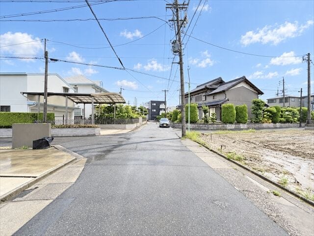 幅員約6mの前面道路です。道路幅が広いので、向かいの住宅とも距離があるため日当たりも確保しやすいです。