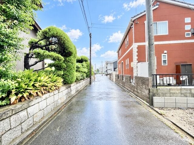 幅員約4mの前面道路です。車1台が余裕を持って通れる道幅です。車はスピードを控えるので事故率の軽減や歩行者も安心して通行できます。
