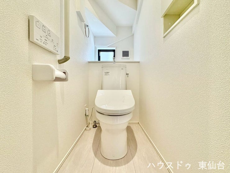 洗浄付き温水便座で機能性も兼ね備えています♪