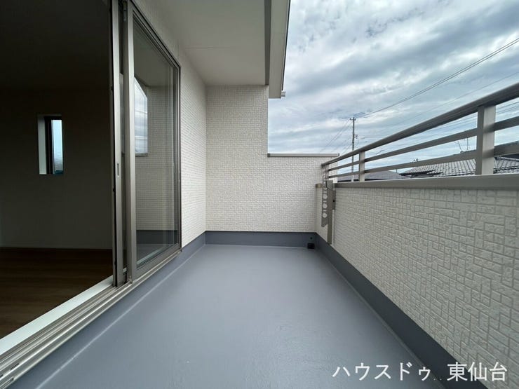 奥行きがあり、洗濯動線がスムーズな使いやすいバルコニーです。