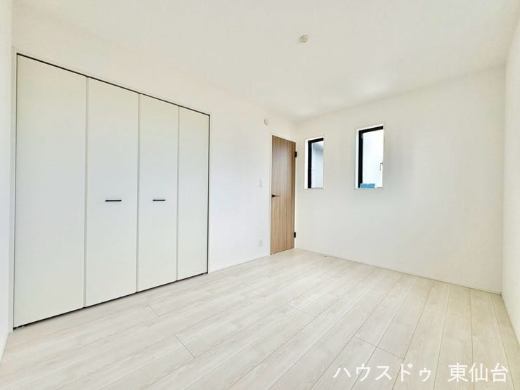 2面採光で日差しが入りやすく、明るく心地よい空間です。
シンプルな間取りで家具配置もしやすいお部屋。