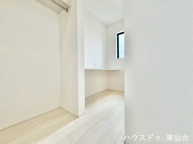 洗濯動線に配慮した、棚付きのウォークインクローゼット。衣類も日用品もすっきり収まり、暮らしが整います。