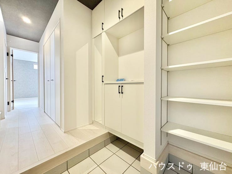 ついつい増えてしまうお気に入りの靴を大切に保管できるスペースが備え付けられております。玄関も広々お使いいただけますね。