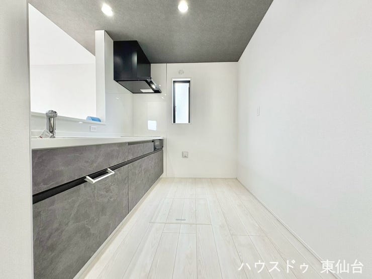 折下天井で奥行きのある上質なキッチン空間
