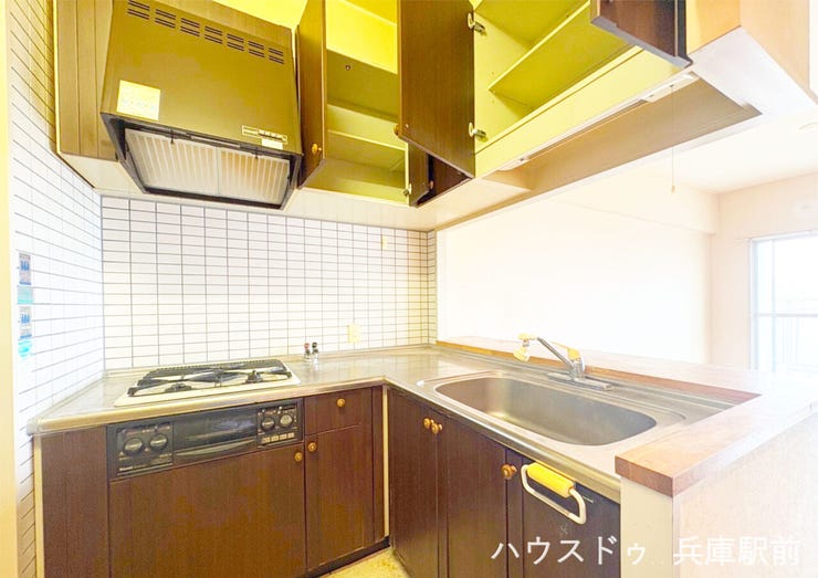 ■システムキッチン付きで調理動線がスムーズ。毎日の料理や片付けが手軽に行えます。