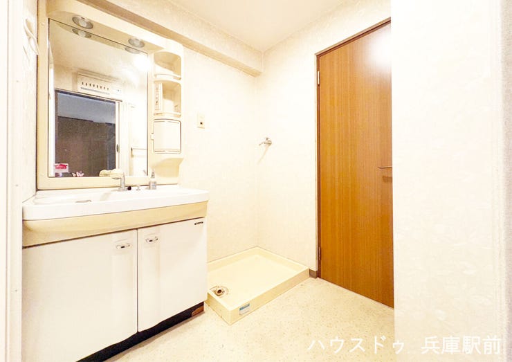 ■朝の身支度がスムーズに行える独立洗面所を採用。洗濯機も室内にすっきり配置できます。
