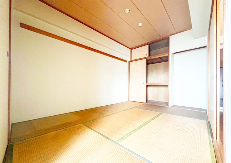 ■使い勝手の良い押入収納:大きな布団や季節ものの家電・衣類もすっきり収まる収納力を備えています。