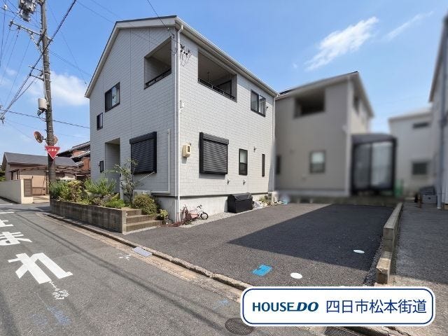 【外観】
富洲原小学校/富洲原中学校区の4LDK。令和3年築の角地で開放感があり、駐車2台可能。毎日の暮らしに便利な設備も充実しています。