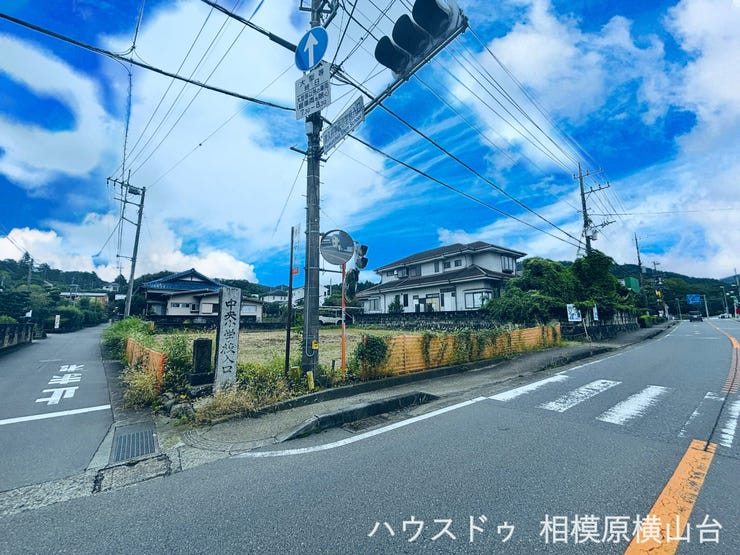 【外観】
北西側・北東側の2面に面した開放的な角地です。前面道路幅が広く、車での出入りもスムーズに行えます。敷地全体への陽当たりも良好で、開放感にあふれた住環境が魅力です。
