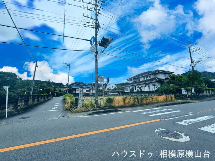 北西側の公道は約9.5mとゆとりある幅員が確保されています。見通しが良く運転がしやすい道路環境で、周囲は落ちついた緑豊かな住環境が広がっています。