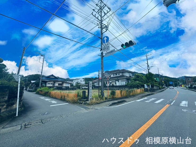 2面接道の角地ならではの通風・採光に優れた立地です。角地の開放感を活かした建物配置や、道路からの目線を考慮したプライベート感のある間取り設計が可能です。