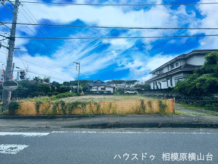 道路からフラットにアプローチできる平坦地です。擁壁などの大がかりな土木工事が不要なため、建築コストを抑えやすく、設計の自由度も高まります。