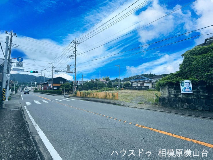 周囲には山々が望める緑豊かなロケーションです。澄んだ空気と穏やかな風を感じられる住環境で、都会の喧騒を離れて伸び伸びと暮らしたい方におすすめです。