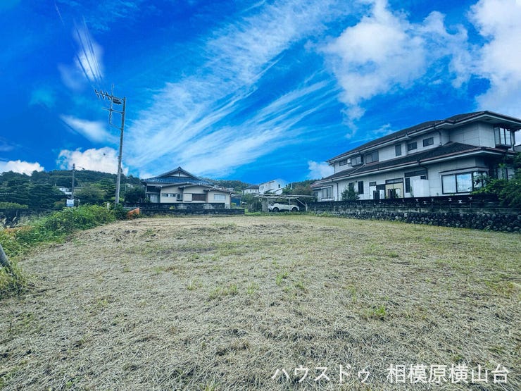 141.40坪のゆとりある敷地内部です。平坦で広い敷地は、平屋住宅や二世帯住宅、ガーデニングやBBQを楽しめる広大なお庭の配置にも十分なスペースを確保できます。