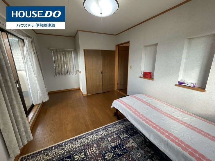窓から明るい光が差し込む、使い勝手の良いフローリングの洋室です。壁面にはお気に入りの小物を飾れるお洒落なニッチ棚をご用意。クローゼットも備えており、主寝室や子ども部屋として快適にお使いいただけます。