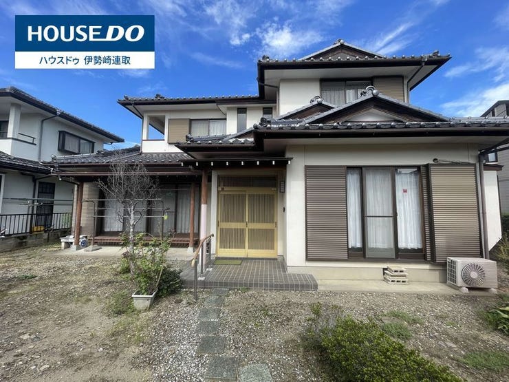 重厚感あふれる瓦屋根と趣ある和風佇まいが魅力の木造2階建て住宅です。青空に映える広々とした敷地と南向きの明るい庭スペースが特徴。玄関前には手すり付きのアプローチも完備しており、ご安心できます。