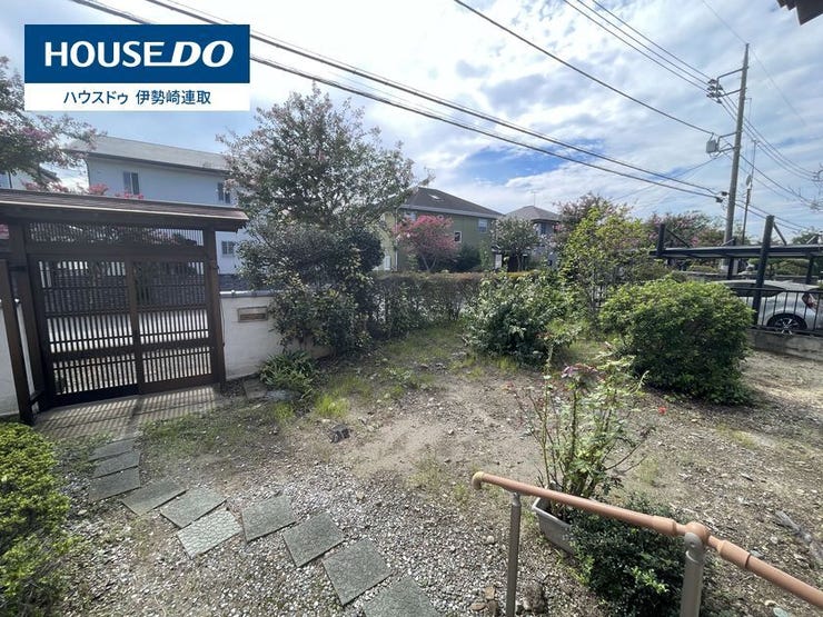 風情ある冠木門と石畳のアプローチが魅力的で広々としたお庭です。季節の植栽を楽しめるガーデニングスペースや家庭菜園の拠点としても活用可能。陽当たり良好な開放的空間で趣ある暮らしを満喫できます。