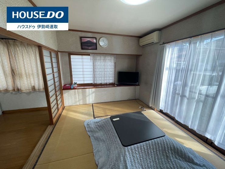 大きな窓から日差しがたっぷり注ぐ、明るく居心地の良い和室です。隣の洋室と襖を開けて繋げれば、より広々とした空間に。こたつを囲んで、ご家族で団らんの穏やかな時間をお過ごしいただけます。
