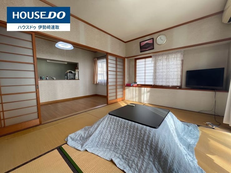 畳が心地よい、日差しが差し込む明るい和室です。引き戸を開ければ隣のダイニングキッチンと繋がり、より広々とした開放的な空間に。こたつを囲んで、ご家族でゆったりとくつろげるお住まいです。