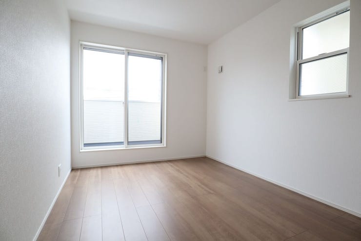 洋室 同仕様
2面採光のお部屋は明るく風通しの良いお部屋です♪