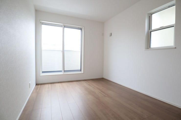 洋室 同仕様
2面採光のお部屋は明るく風通しの良いお部屋です♪