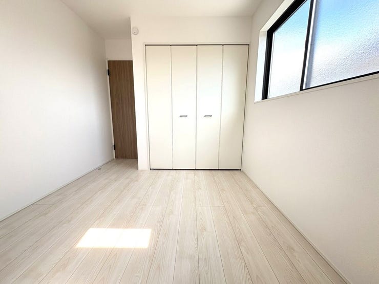 居室には収納が付いてるので、大切な衣類や荷物も誇りから守ってくれます♪