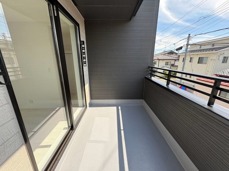 バルコニーには物干し金具付きで、洗濯物を干すことが出来ます+*