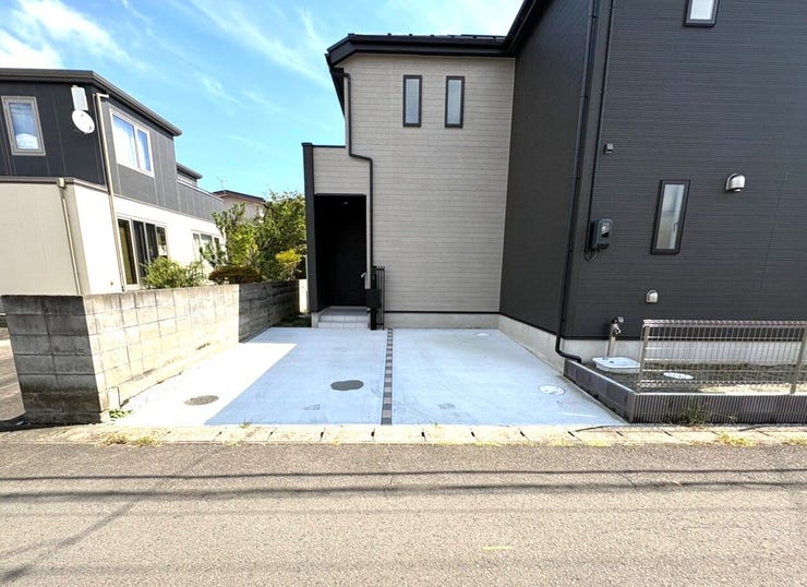 並列駐車が可能な、カースペースは来客時にも安心です+*