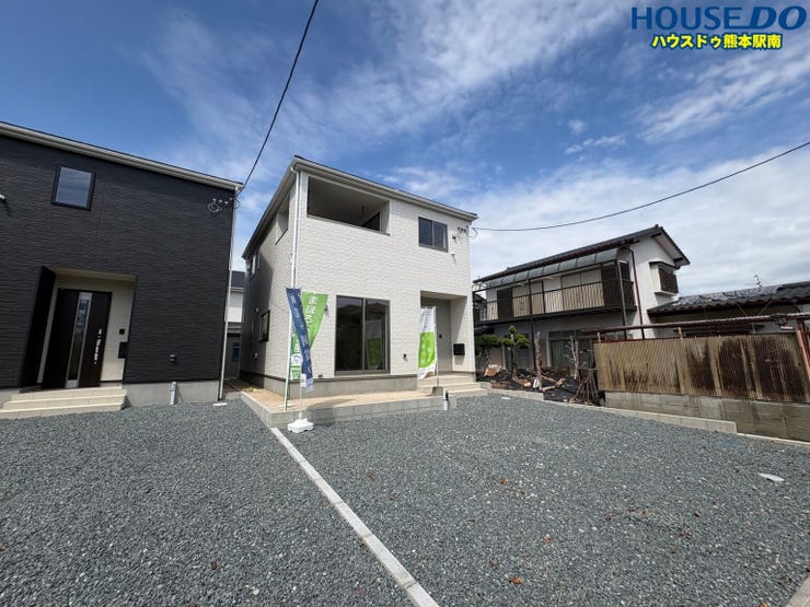 【外観】
■外観■
落ち着いた色合いでまとめられた外観が周囲の街並みに自然と馴染むデザイン
新築ならではの清潔感があり、これから長く快適に暮らせる住まいです
