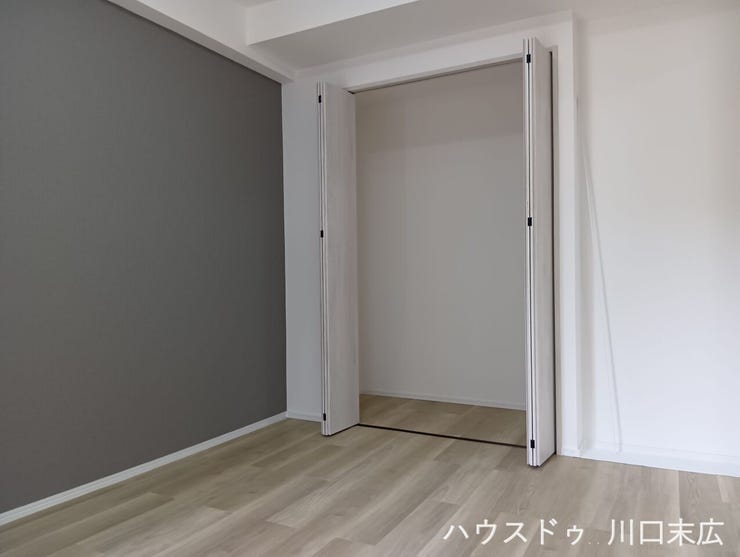 衣類をシワなく保管できるハンガーパイプを備えたクローゼット。居住空間に物が溢れるのを防ぎ、すっきりとした美しい住まいを維持します。