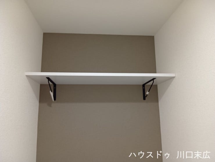 高さを変えられる可動棚を備えた機能的な収納スペース。日用品やストック品などをサイズに合わせて無駄なく整理でき、快適な生活をサポートします。